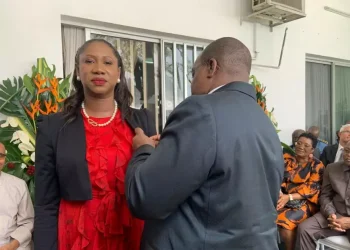 Marième Mbaye Ndiaye honorée avec la médaille de chevalier de l’Ordre national de la Valeur au Cameroun