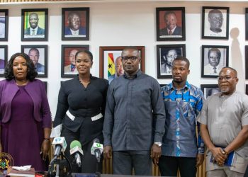 Le ministre de l’Énergie du Ghana lance une enquête sur 2 500 conteneurs non dédouanés d’ECG